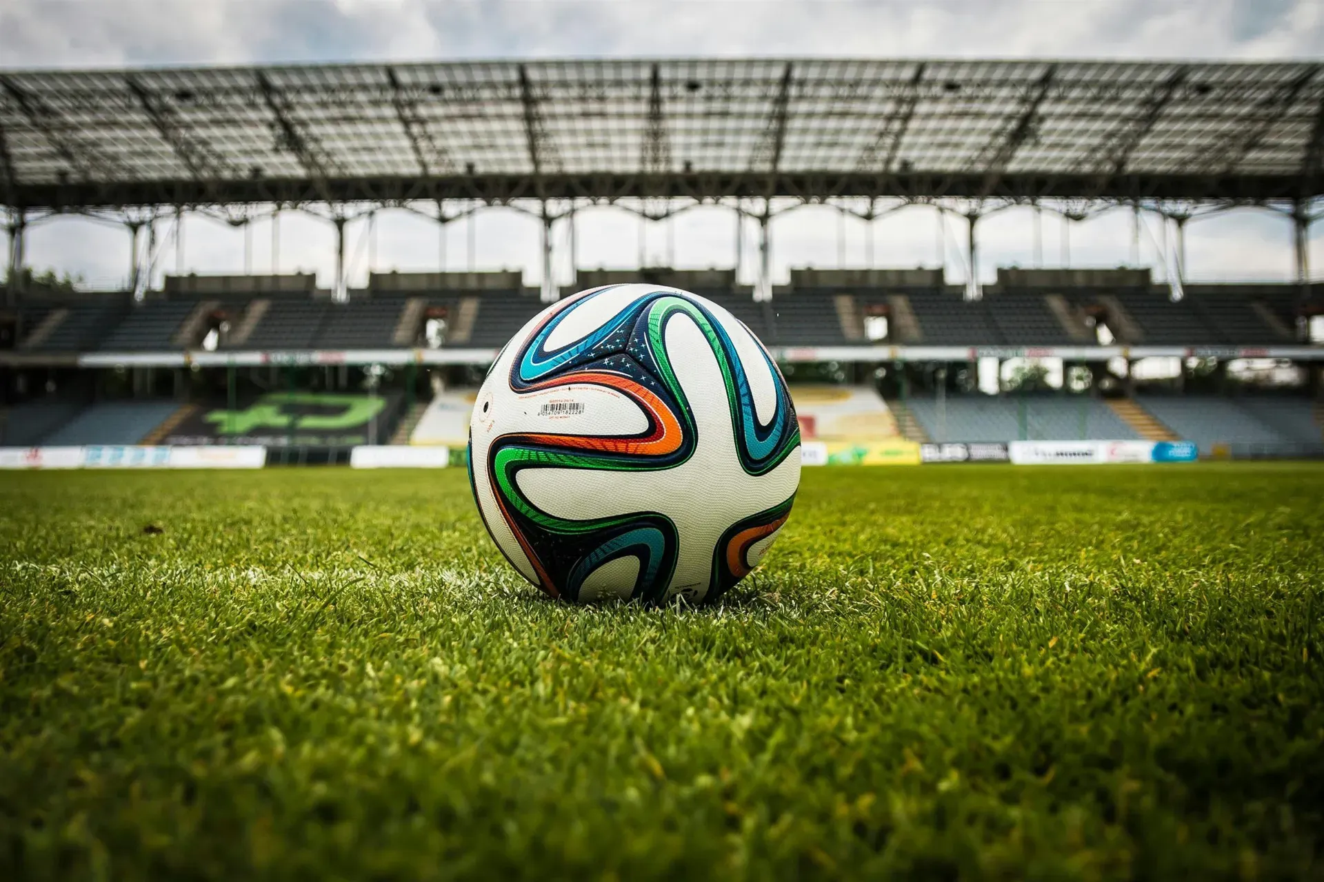 Pelota de futbol en un estadio